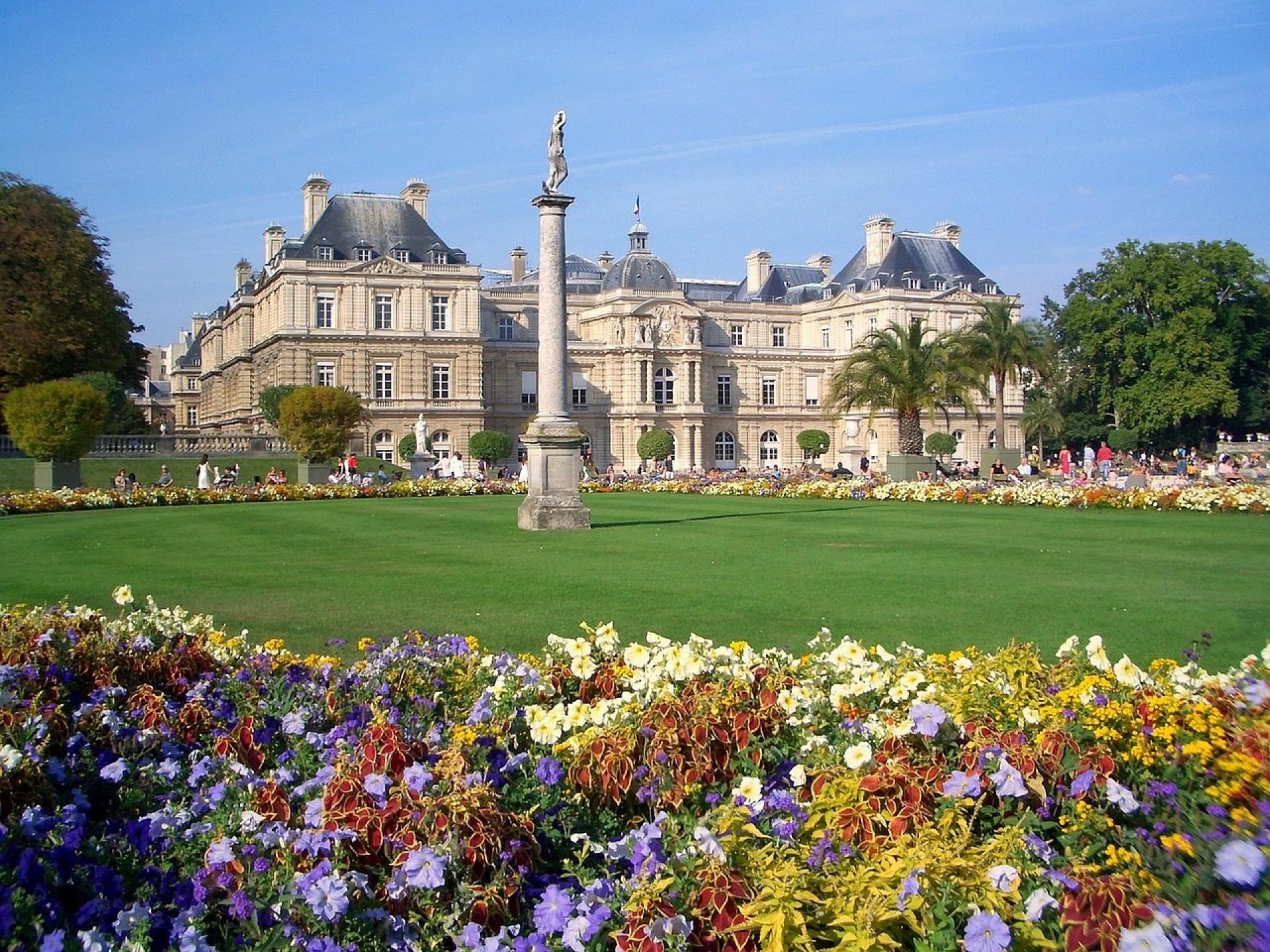 Sunny days are here again; time for a picnic in the Jardin du Luxembourg!